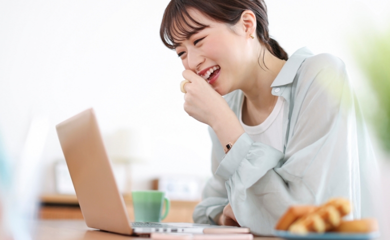 パソコンを使ってオンライン接客するチャットレディのイメージ